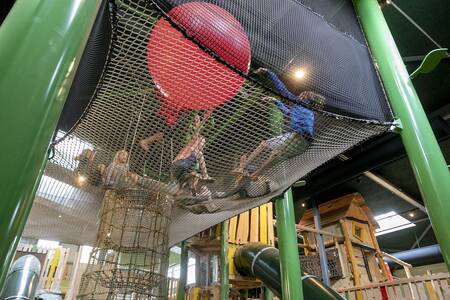 Kinder spielen im Indoor-Spielplatz "Skik" im Ferienpark Witterzomer