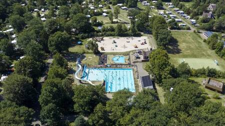 Luftaufnahme des Außenpools und der Campingfelder im Ferienpark Witterzomer