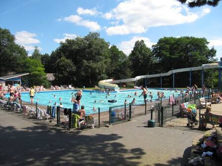 Menschen im Freibad mit großer Rutsche im Ferienpark Witterzomer