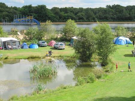 Wohnwagen und Zelte auf einem Campingplatz im Ferienpark Witterzomer