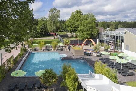 Das Freibad mit Breitrutsche im Ferienpark 't Rheezerwold