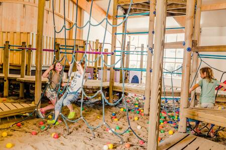 Spielende Kinder im Indoor-Spielplatz des Ferienparks Mölke