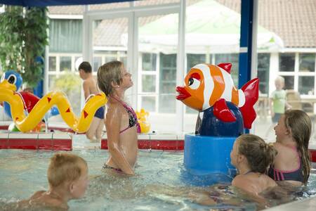 Kinderschwimmen im Planschbecken des Ferienparks Mölke