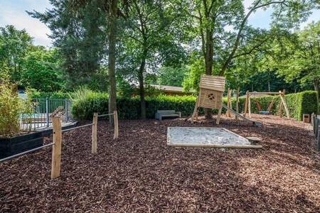 Ein Spielplatz im Bungalowpark Het Verscholen Dorp