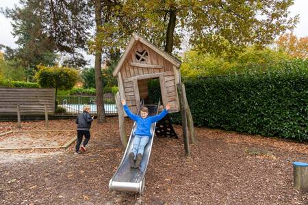 Kinder spielen auf einem Spielplatz im Bungalowpark Het Verscholen Dorp