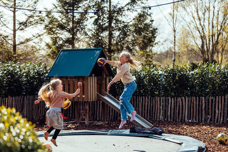 Kinder spielen auf einem Spielplatz im Ferienpark Het Wylde Pad