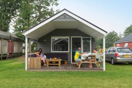 Unterkunft im Veranda-Chalet im Ferienpark Kampeerdorp de Zandstuve