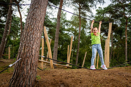 Mädchen auf einem Kletterkurs im Ferienpark Krieghuusbelten