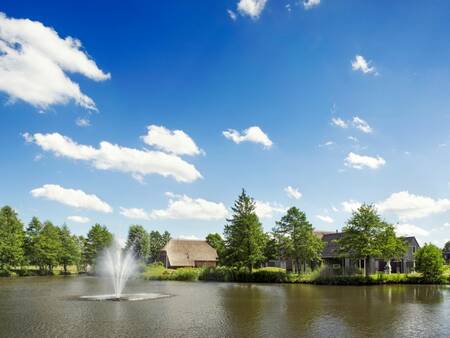 Der Fischteich mit Springbrunnen im Ferienpark Landal Aelderholt