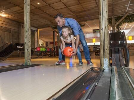 Bowling auf der Bowlingbahn des Ferienparks Landal Aelderholt