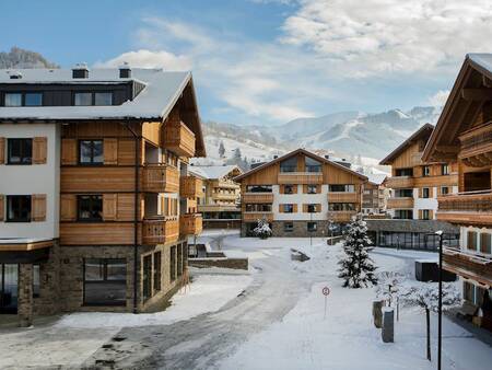 Foto einiger Appartementhäuser im Winter im Landal Alpen Resort Maria Alm