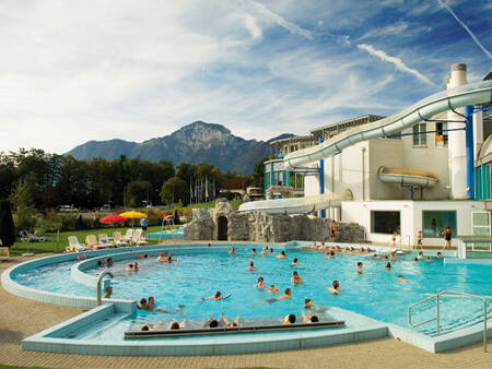 Menschen schwimmen im Außenpool des Freizeitbades Landal Alpen Resort Vierwaldstättersee