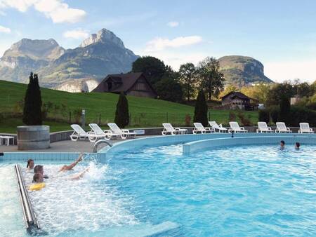 Menschen auf dem Sprudelsofa im Außenpool des Landal Alpen Resort Vierwaldstättersee