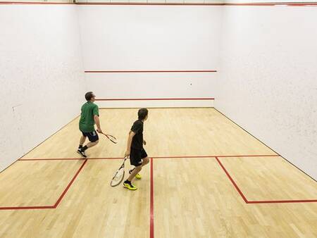 2 Männer spielen Squash auf dem Squashcourt des Landal Alpen Resort Vierwaldstättersee