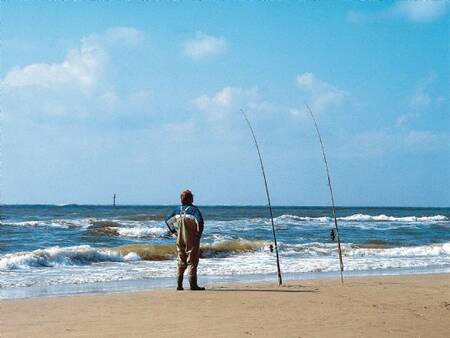 Ein Mann fischt im Meer - Landal Ameland State