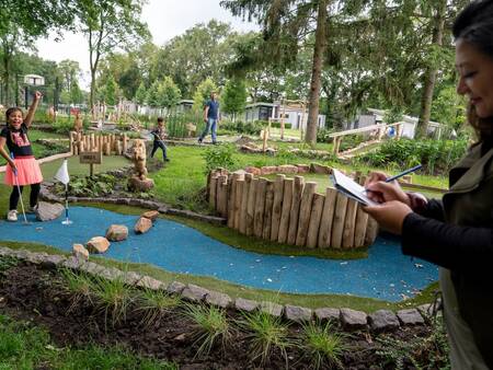 Golf spielen auf dem Minigolfplatz im Ferienpark Landal Amerongse Berg