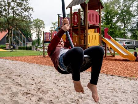 Kinder spielen auf dem Spielplatz im Ferienpark Landal Amerongse Berg