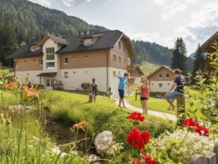 Kinder vor einer Apartmentanlage im Ferienpark Landal Bad Kleinkirchheim