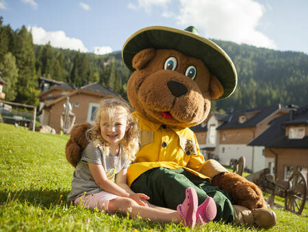 Mädchen mit Bär Bollo im Ferienpark Landal Bad Kleinkirchheim