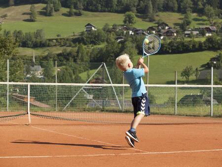 Spielen Sie Tennis auf dem Tennisplatz des Ferienparks Landal Bad Kleinkirchheim
