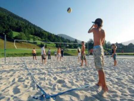 Kinder spielen Volleyball auf einem Volleyballfeld im Ferienpark Landal Bad Kleinkirchheim