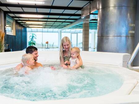 Familie im Whirlpool des Pools von Landal Strandappartementen Fyrklit