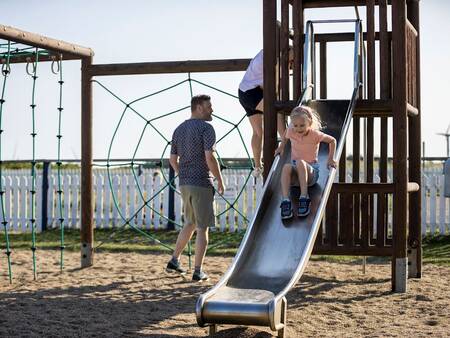 Kinder spielen auf dem Spielplatz der Landal Strandappartementen Fyrklit