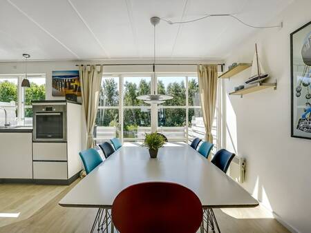 Küche mit Esstisch in einem Ferienhaus im Ferienpark Landal Beach Park Ebeltoft