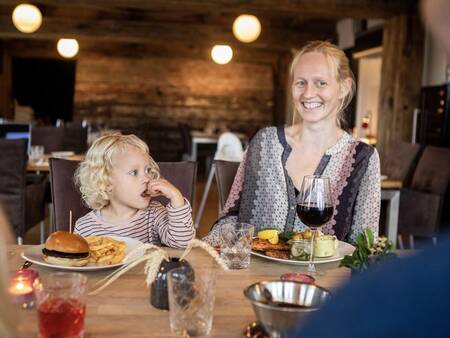 Eine Familie isst im Restaurant des Ferienparks Landal Beach Park Ebeltoft
