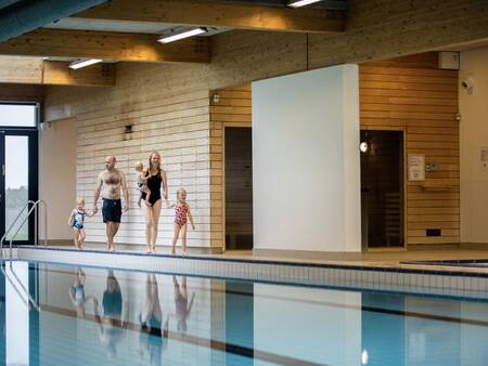 Familie im Hallenbad des Ferienparks Landal Beach Park Ebeltoft