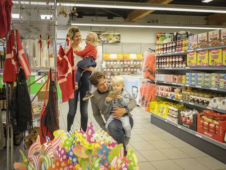 Familieneinkauf im Supermarkt im Landal Beach Park Ebeltoft
