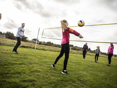 Auf dem Volleyballfeld des Ferienparks Landal Beach Park Grønhøj Strand wird Volleyball gespielt