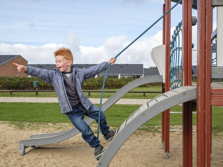 Kinder spielen auf dem Spielplatz im Ferienpark Landal Beach Park Grønhøj Strand