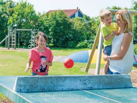 Tischtennisplatte auf einem Spielplatz im Ferienpark Landal Beach Park Texel