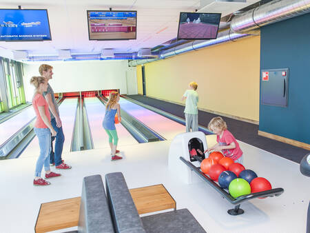 Bowling auf der Bowlingbahn des Ferienparks Landal Beach Resort Ooghduyne