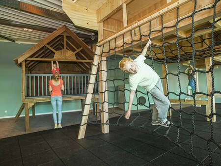 Spielen Sie auf dem Indoor-Spielplatz des Ferienparks Landal Beach Resort Ooghduyne