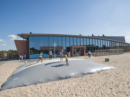 Das Lufttrampolin auf dem Spielplatz im Ferienpark Landal Beach Resort Ooghduyne