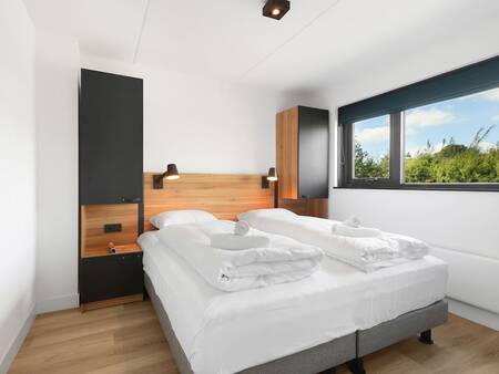 Schlafzimmer mit Doppelbett in einer Villa im Ferienpark Landal Berger Duinen