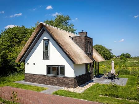 Freistehendes Ferienhaus mit Reetdach und großem Garten im Ferienpark Landal Berger Duinen
