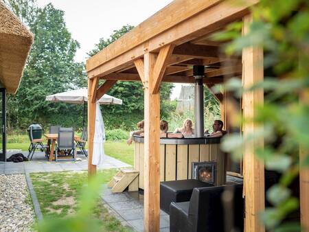 Überdachte Veranda mit holzbefeuertem Whirlpool in einer Villa im Ferienpark Landal Berger Duinen