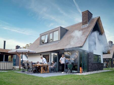 Familiengrillen im Garten einer Ferienvilla im Ferienpark Landal Berger Duinen