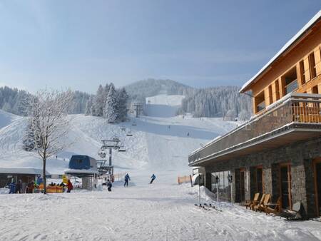 Winterfoto mit Schnee und Skilift bei Landal Brandnertal