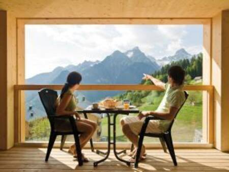 Blick vom Balkon einer Wohnung auf Landal Brandnertal