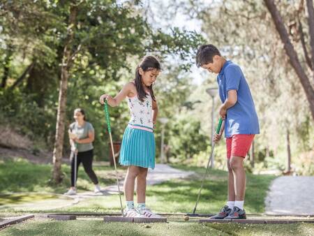 Kinder spielen Golf auf dem Minigolfplatz im Ferienpark Landal Coldenhove