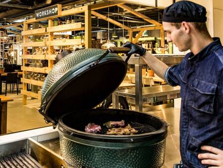 Ein Koch grillt in einem Restaurant des Ferienparks Landal Coldenhove