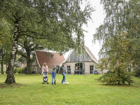 Familienwanderungen zwischen den Ferienhäusern im Ferienpark Landal De Hellendoornse Berg