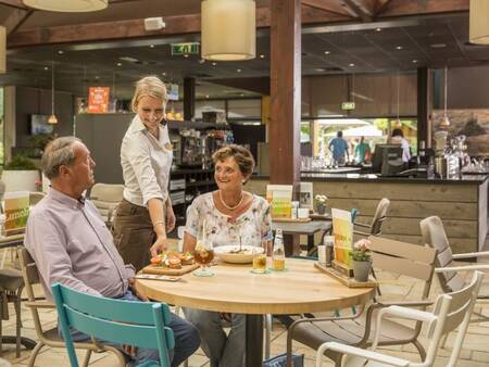 Catering-Terrasse im Ferienpark Landal De Lommerbergen