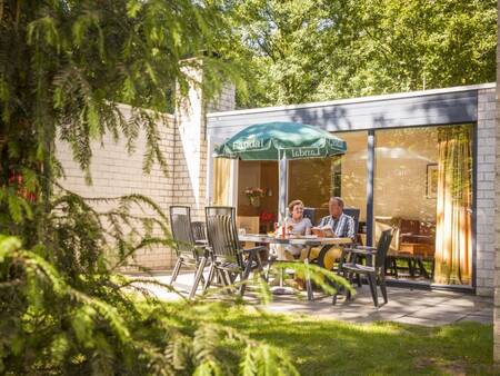 Terrasse eines Ferienhauses im Ferienpark Landal De Lommerbergen