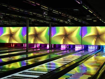 Bowling auf der Bowlingbahn „Glow in the Dark“ im Ferienpark Landal De Lommerbergen