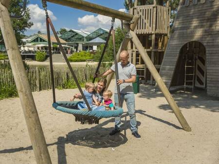 Schaukel mit Kletterausrüstung auf einem Spielplatz im Ferienpark Landal De Lommerbergen